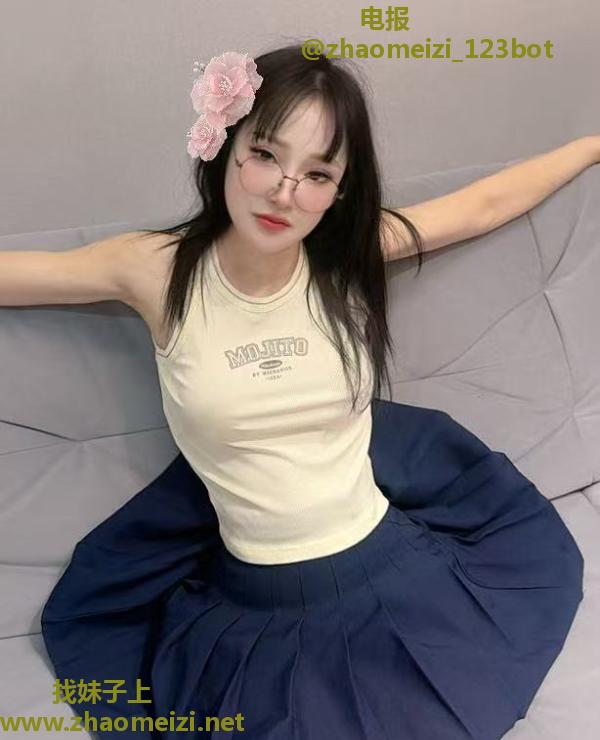 体验黑丝眼镜少妇