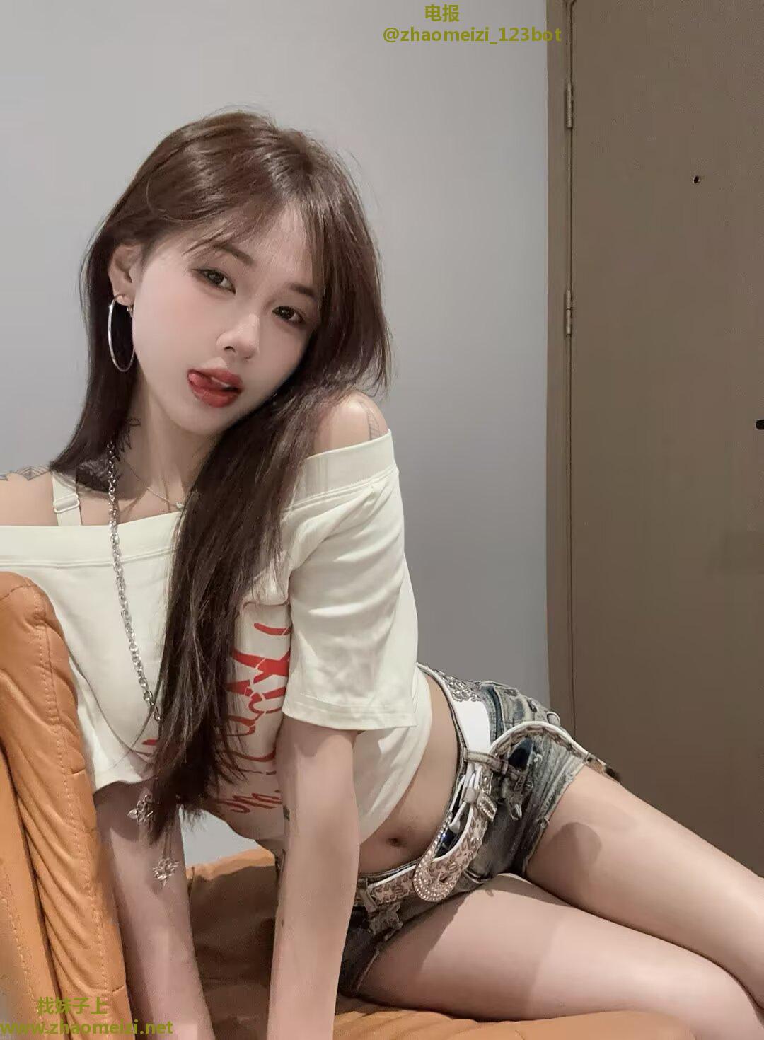 超嫩00后