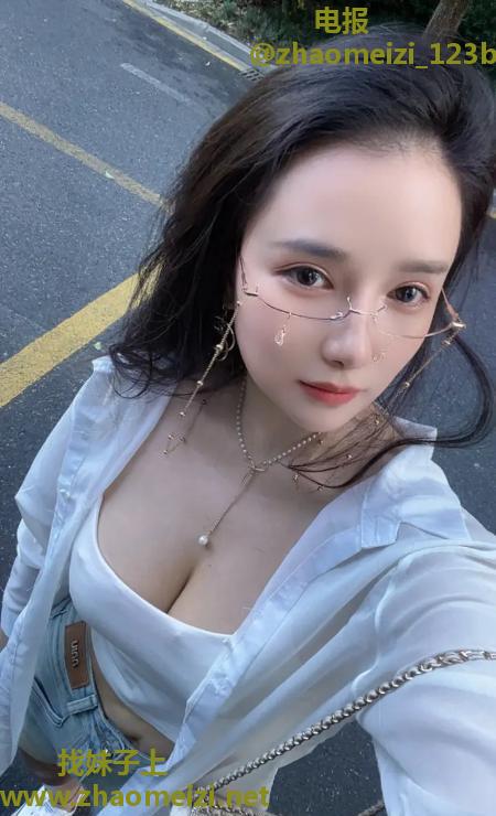 眼镜混血妹爱丽丝