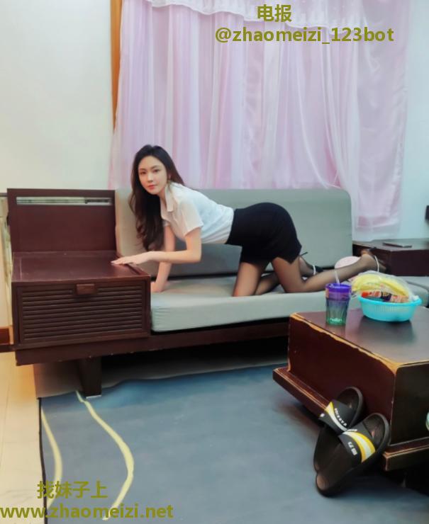 黑丝可舌吻芳芳