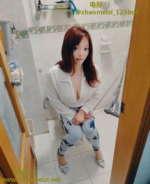 商场内可搞美甲大胸妹