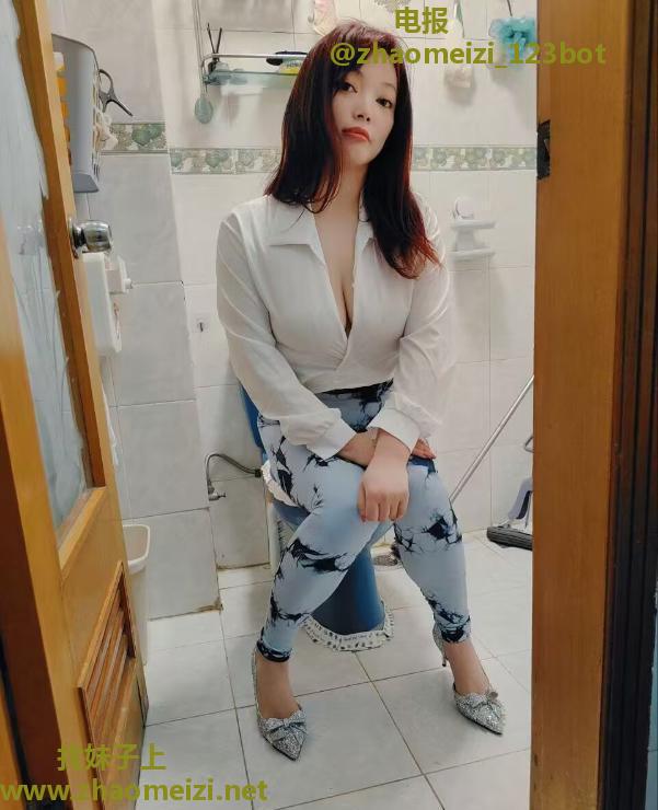 商场内可搞美甲大胸妹