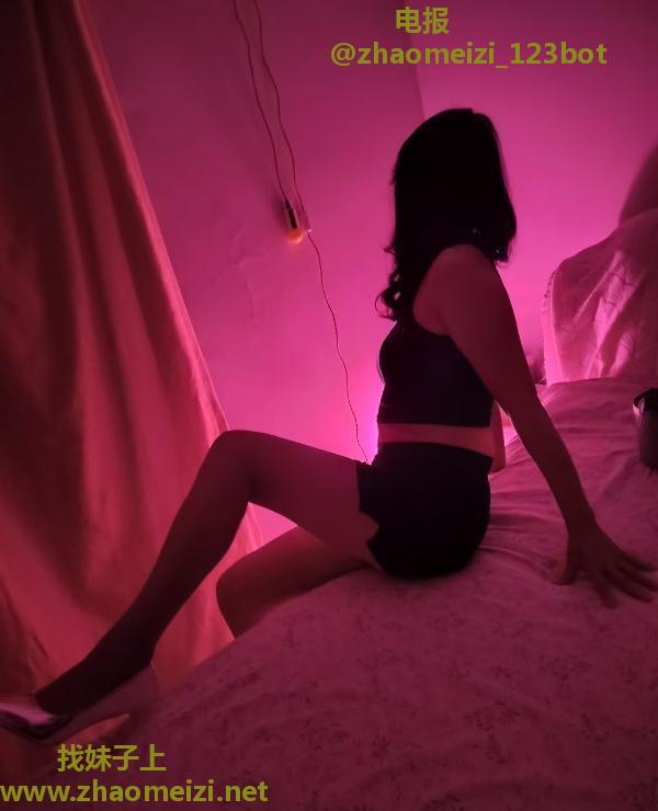 唱经楼长腿骚女