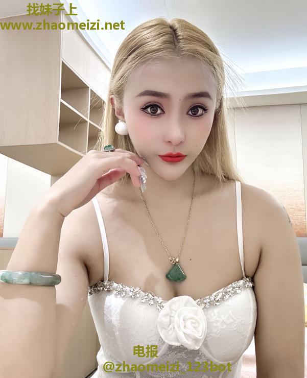 穿白睡衣的朵朵老师