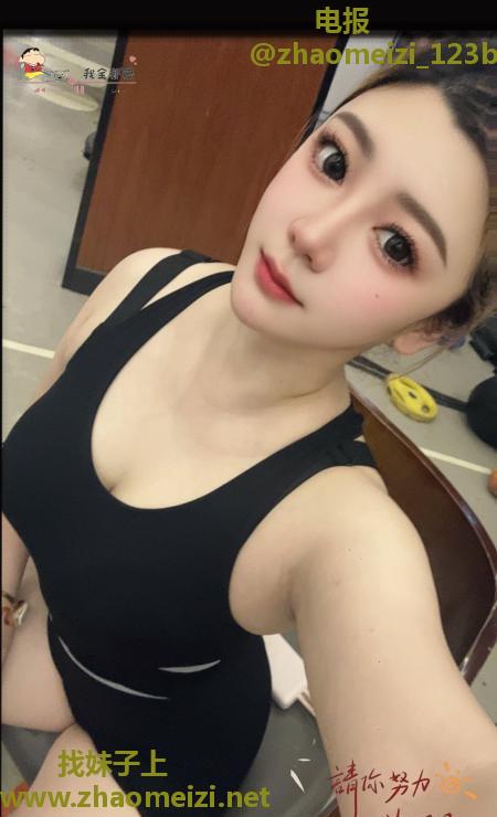D奶健身小妮子