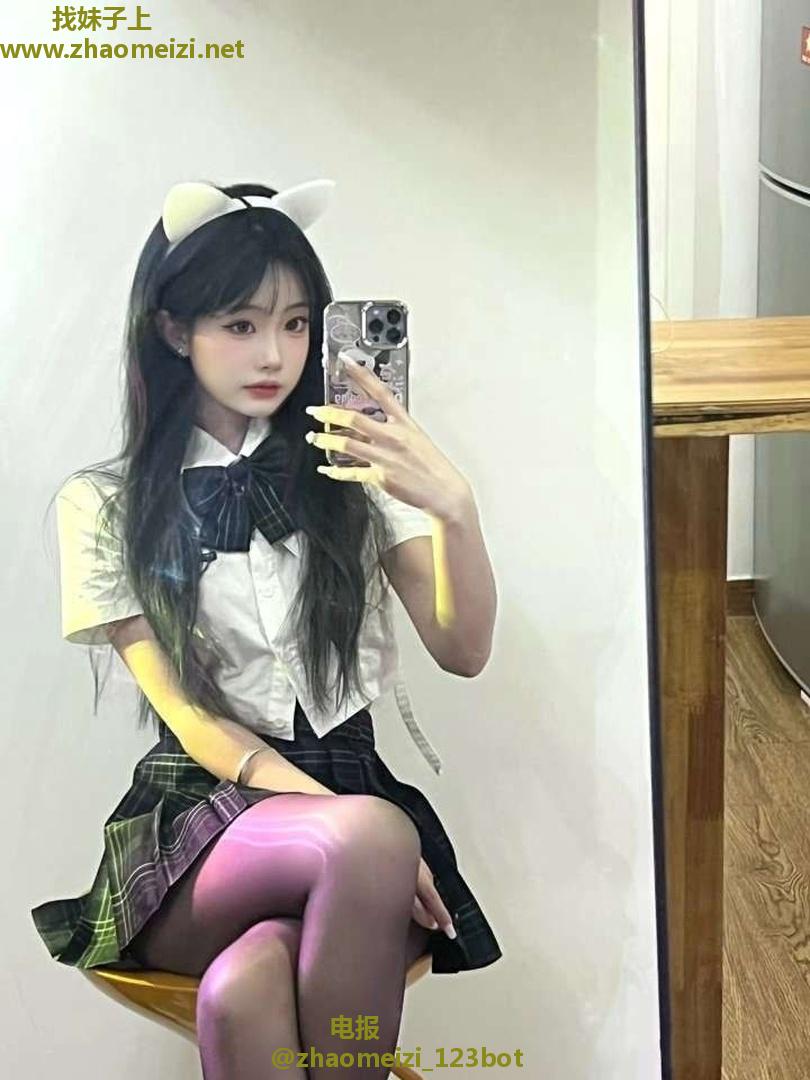长腿黑丝反差萌妹