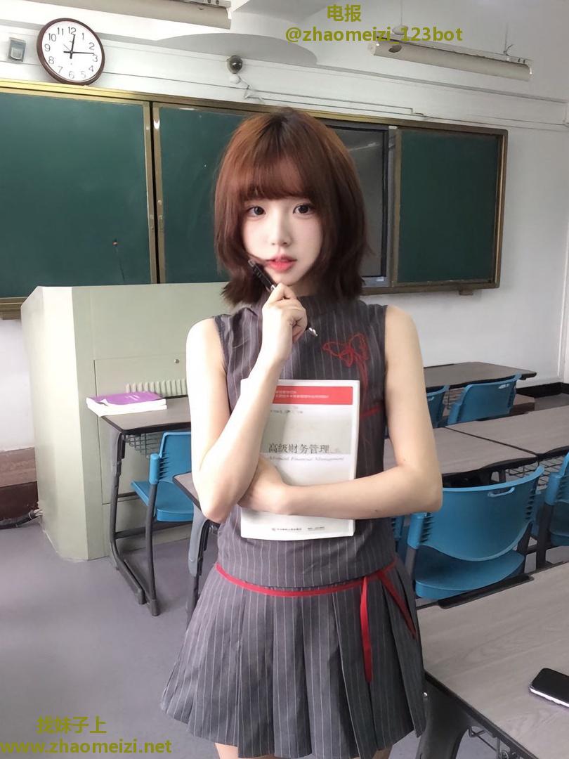 七宝粉嫩可爱女高