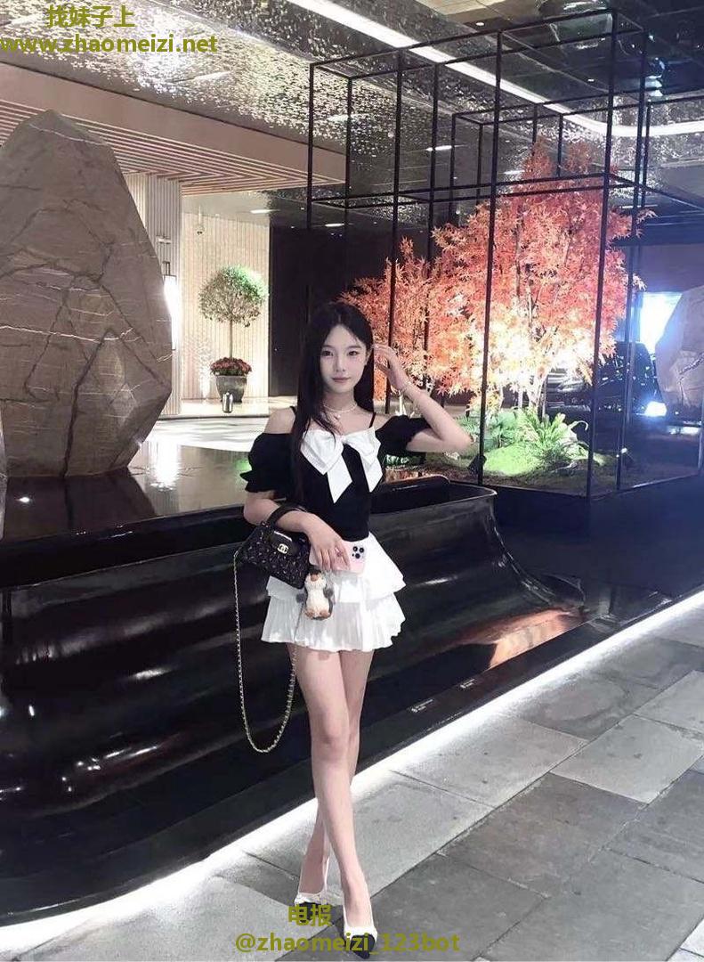 成都19岁嫩妹雅雅可蛇