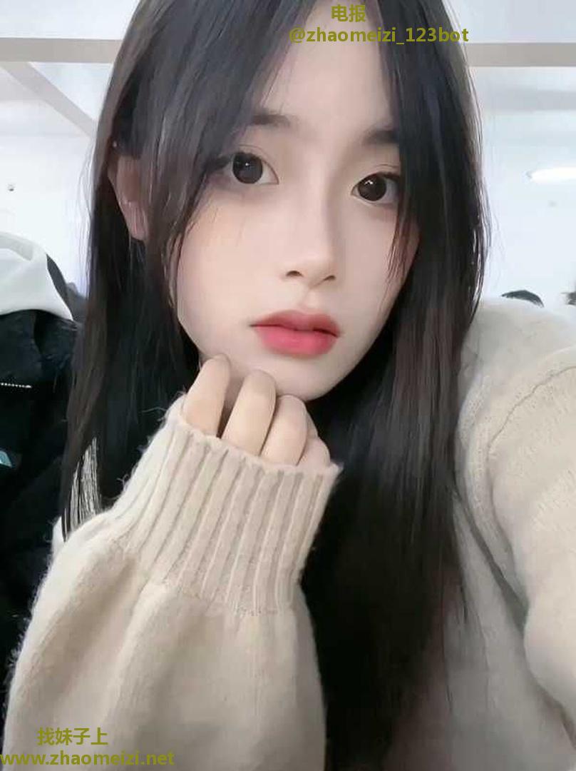 白云翘臀湿穴反差妹