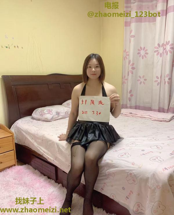 外表清纯骚货小姐姐