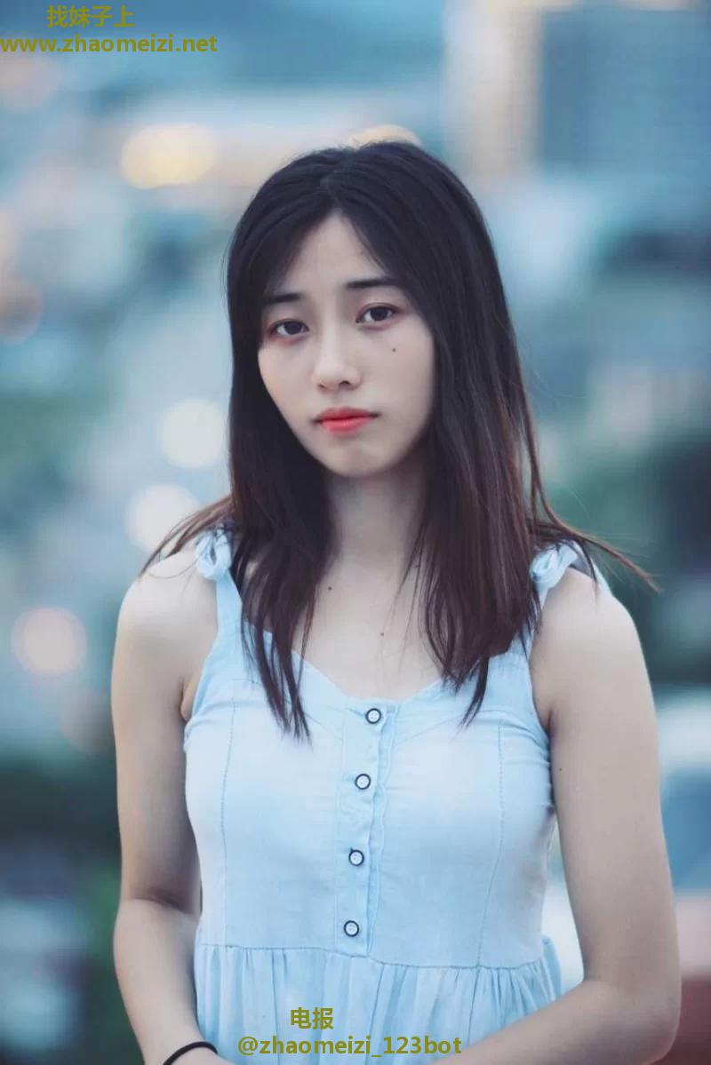嫩乳十足的小美人 