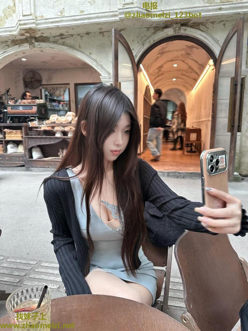 兼职制服御姐前凸后翘