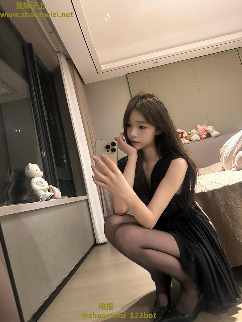 性感黑丝翘臀姐姐