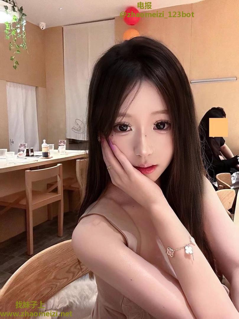 性感嫩妹果然惊艳诱人