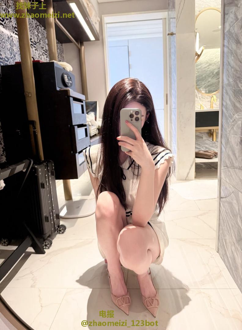 性感小妖精舌头很软