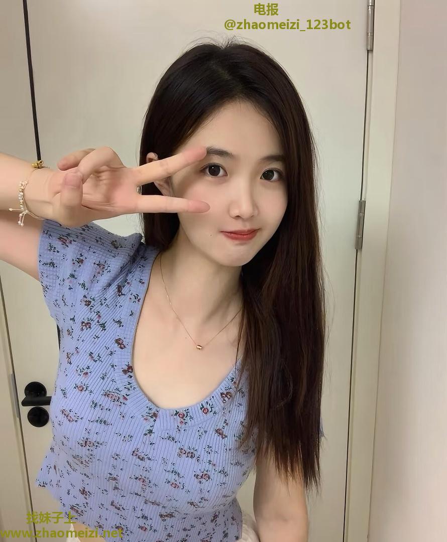 巨臀嫩妹