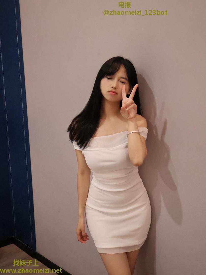 性感白嫩兼职女大
