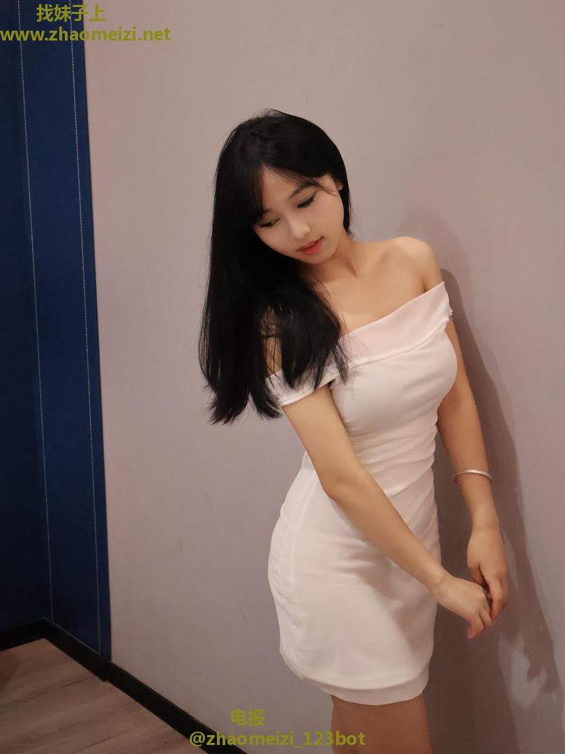 性感白嫩兼职女大