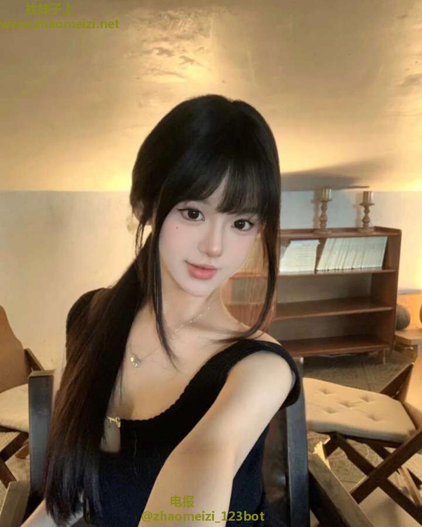 纤细白嫩苗条学妹