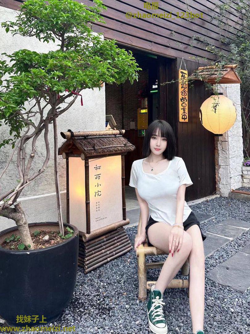 极品白嫩翘臀美乳学妹