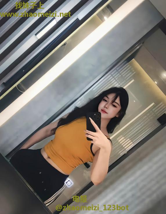 长腿大胸情趣妹子