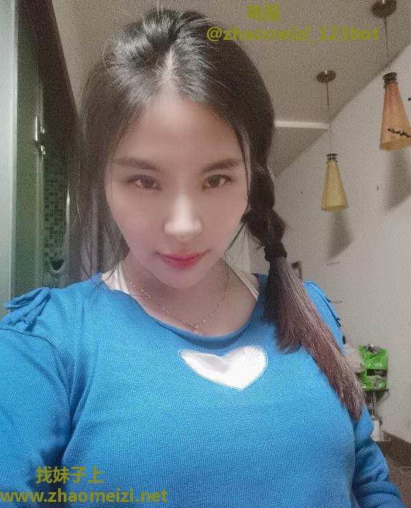 汉口火车站娇小女人