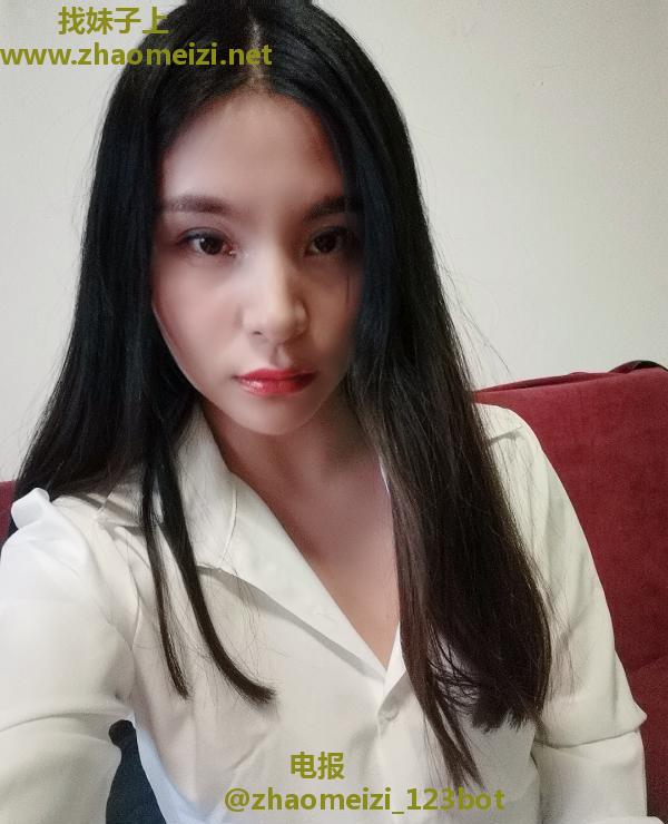 汉口火车站娇小女人