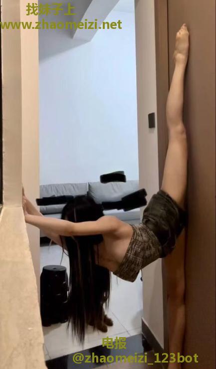 吴中骚女一字马做爱