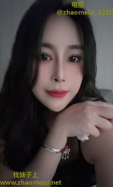 大胸翘臀知性少妇