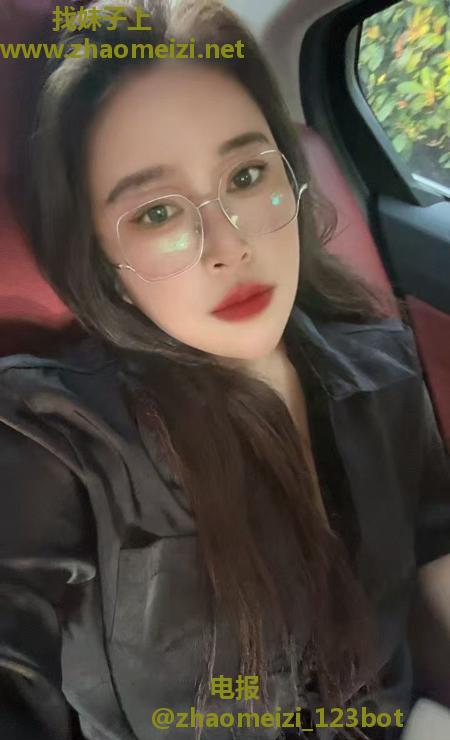 大胸翘臀知性少妇