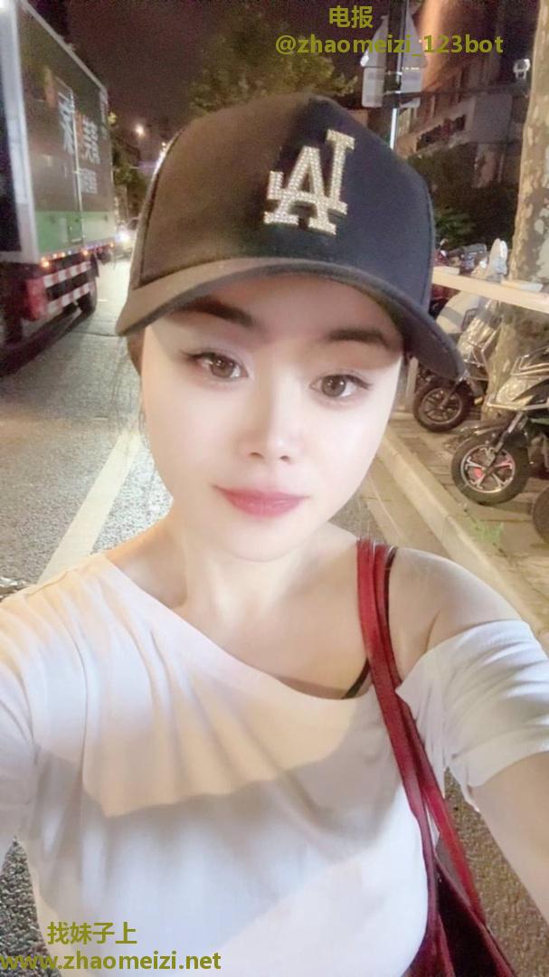 小店美艳小姐姐