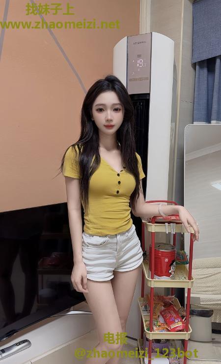 甜美乖巧颜值嫩妹小小