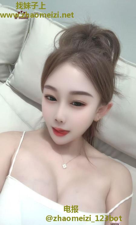 肤白貌美大胸妹