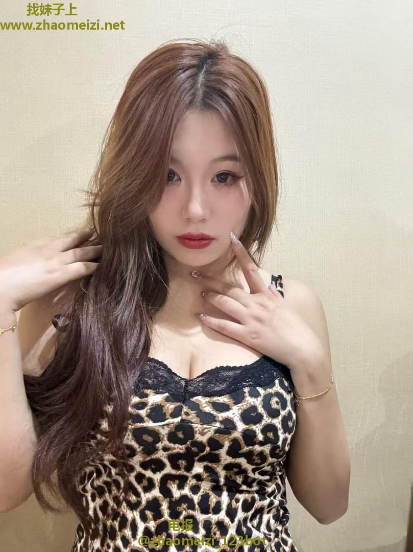 大胸长腿模特姐姐