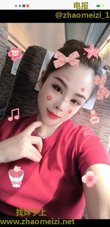 天津之眼附近喷水妞