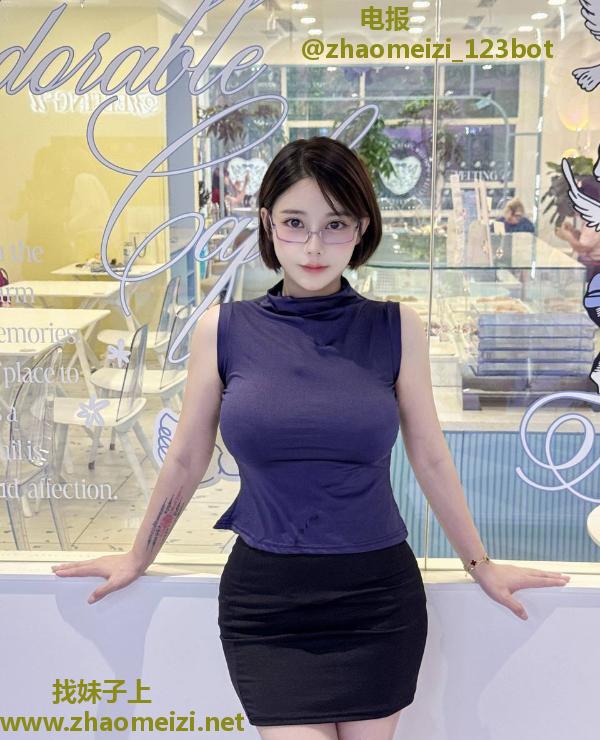 丰满大波风骚妹子