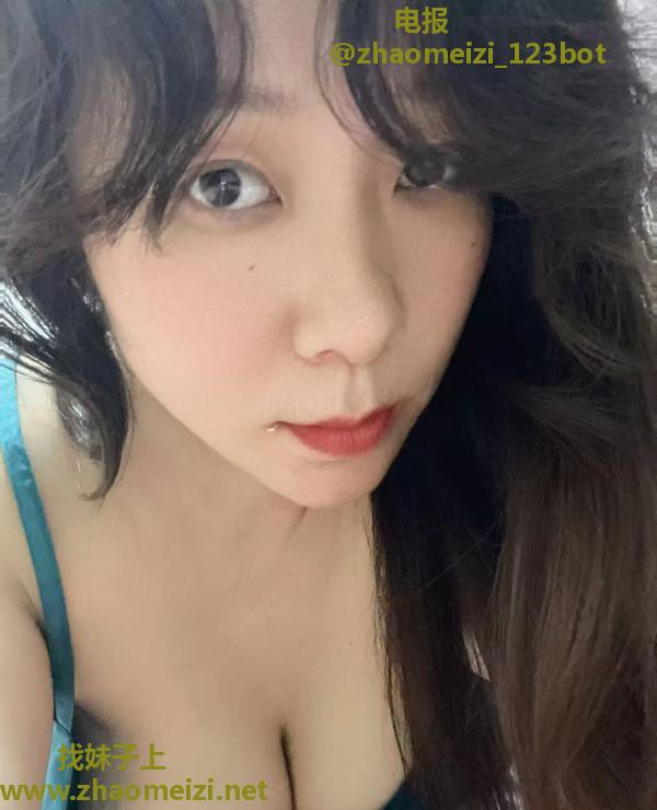 中大项双飞巨乳两闺蜜