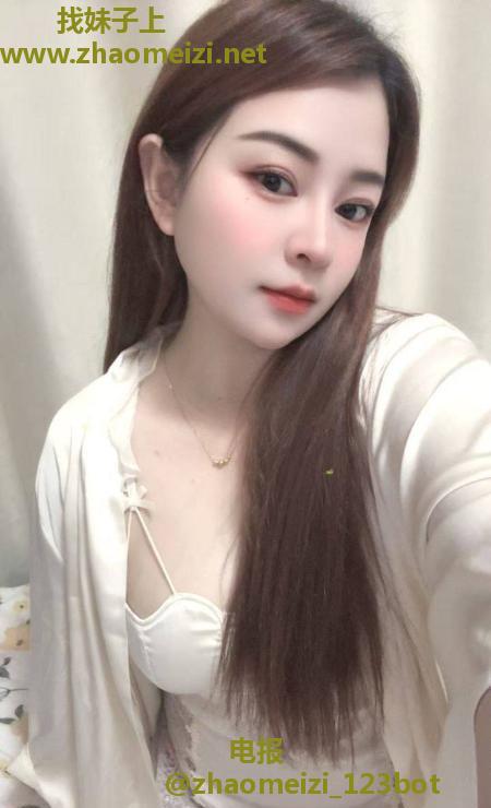 纯天然巨乳骚女