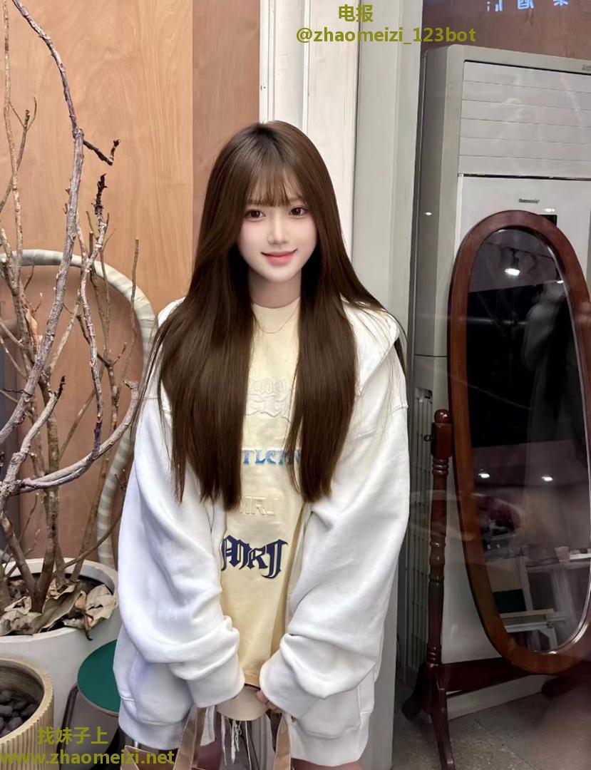 建邺在校娇羞女大