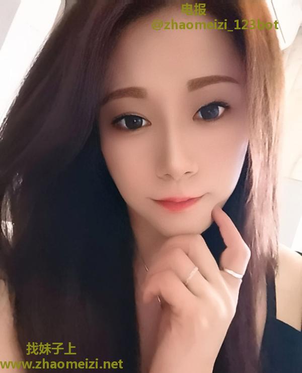 龙华丰满性感美女