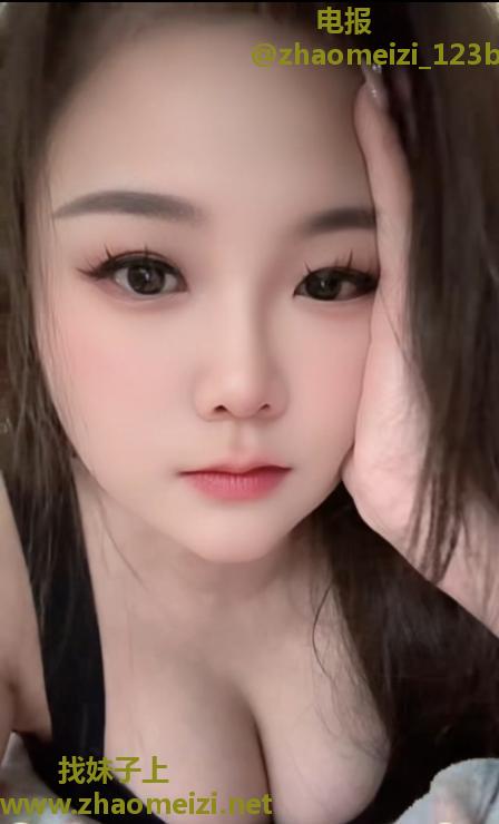 微胖大胸小姐姐