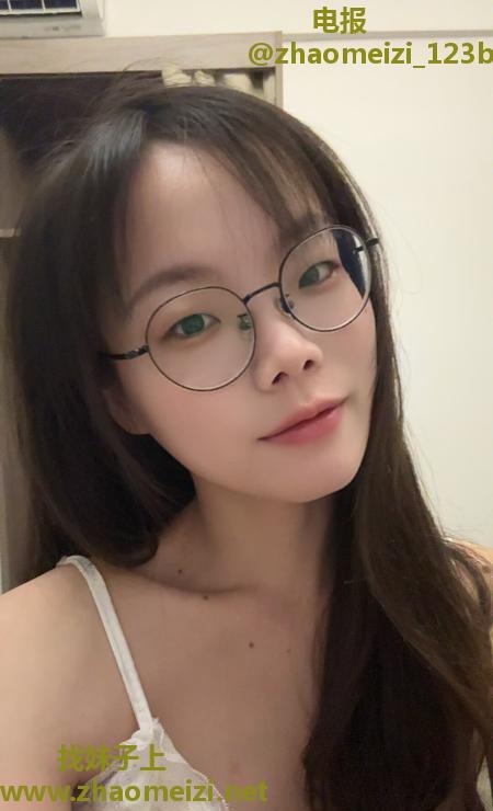 眼镜妹兼职诗诗