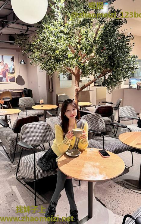 性感迷人翘臀气质老师