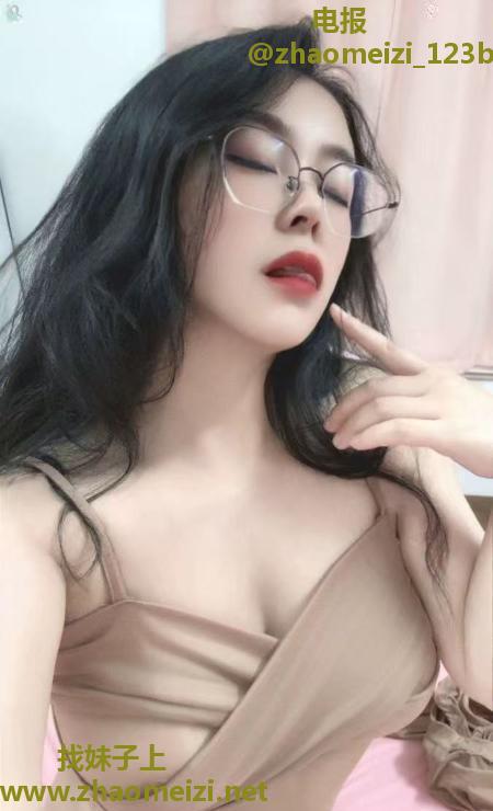 浦东连体衣眼镜女