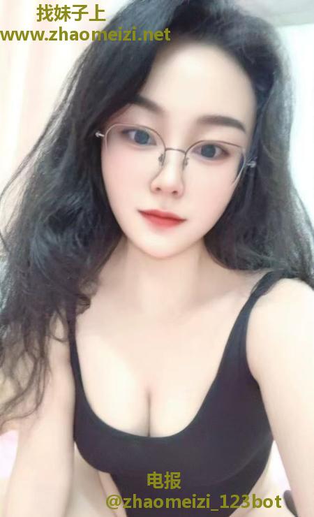 浦东连体衣眼镜女