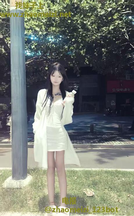 南站三点粉白虎小妹妹