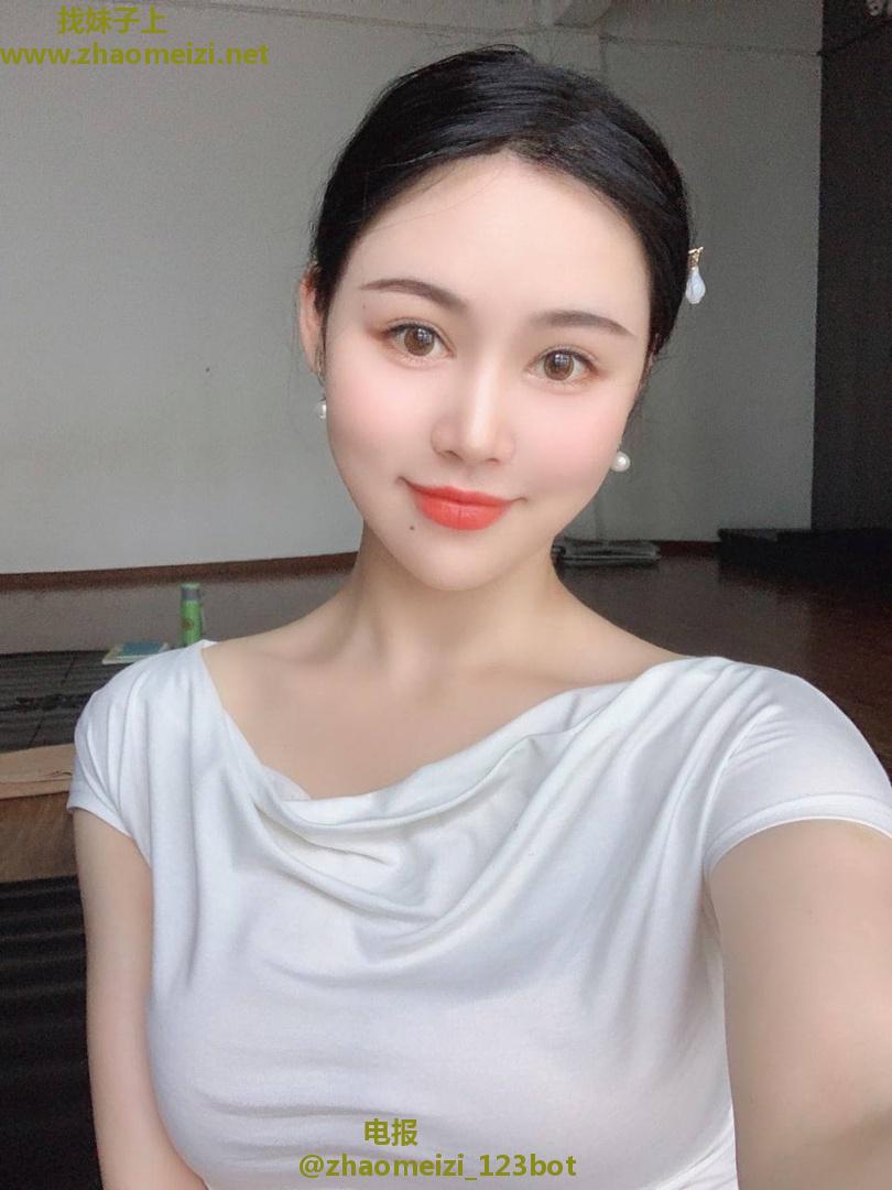 肥臀粉鲍 皮肤白嫩小姐姐