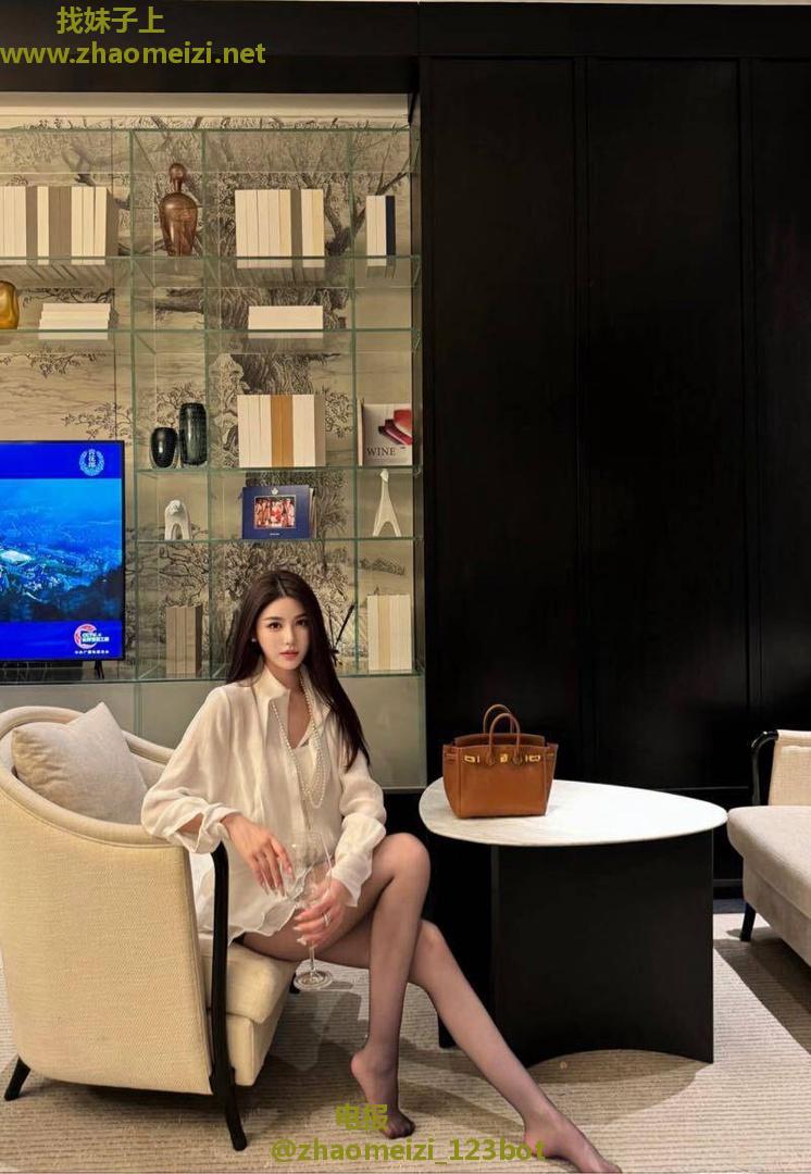 三点粉皮肤光滑女大