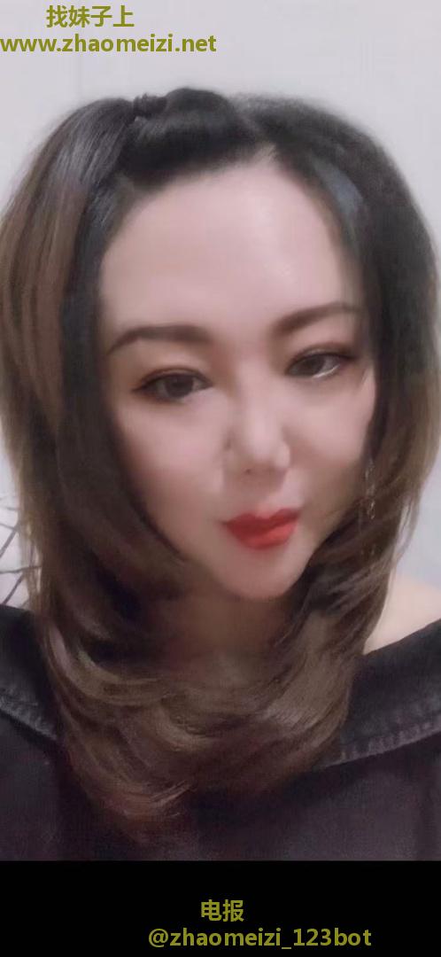 胸白翘臀小野猫