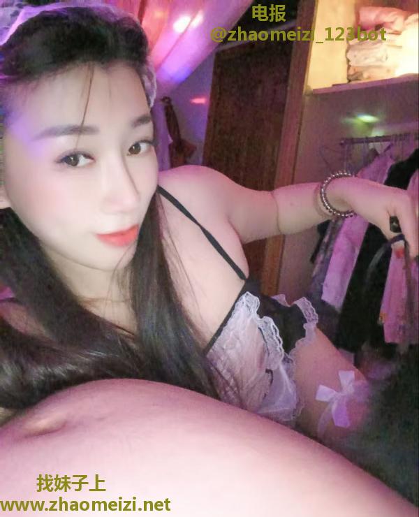 淫荡骚妇玩花活